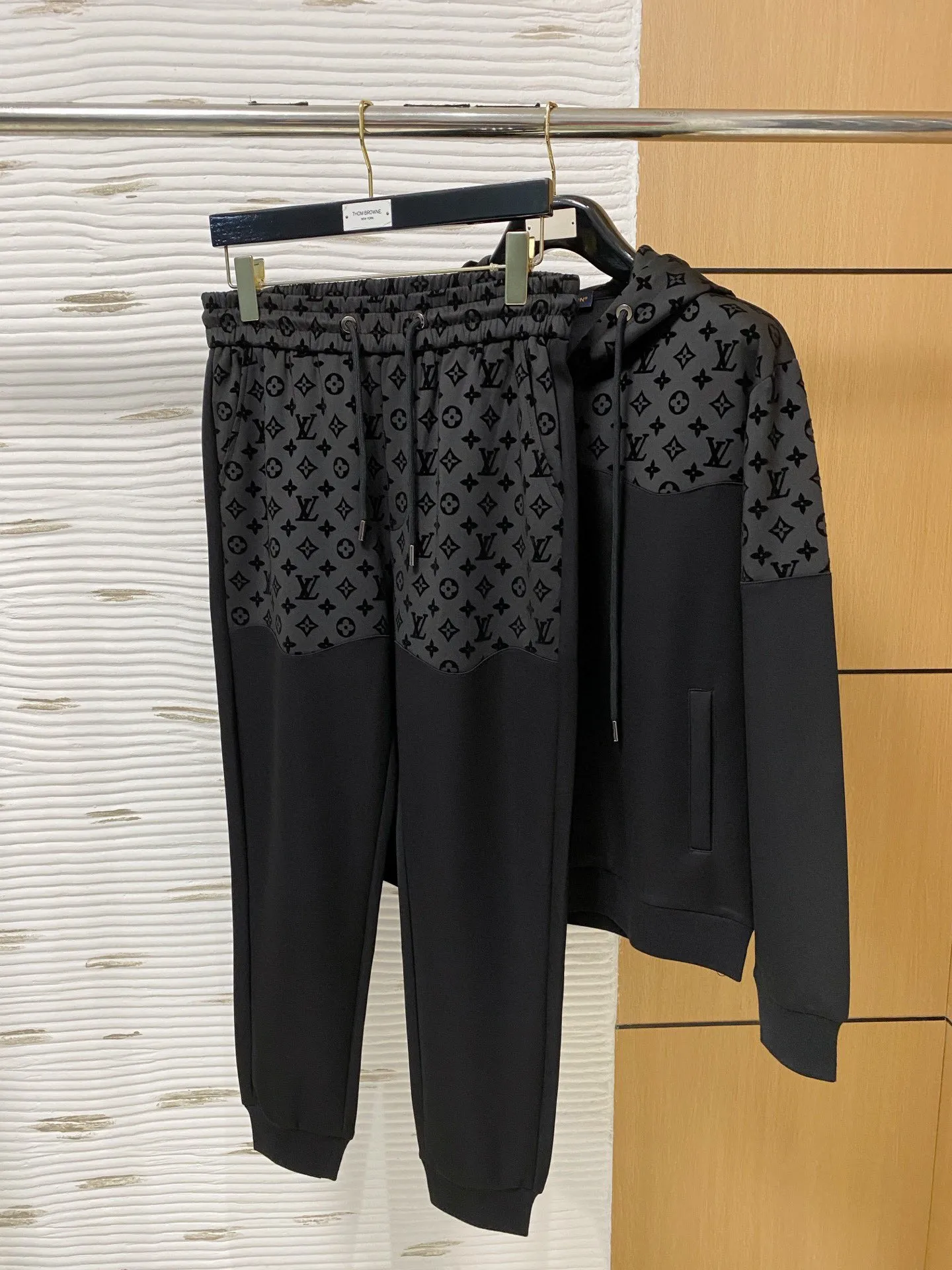 🅿️720 [LV Louis Vuitton] hot-selling suit is coming. Focus on the original version of the official website. 2025 new hot-selling cardigan and sweatshirt suit. The original order is the best. 🇭🇰The meticulous work of top designers. It has a fitting and perfect upper body effect. All-natural high-quality Tencel Roman cotton 100%, close-fitting comfort, noble and elegant! Original hardware embodies elegance and nobility! Counter size: M-3XL (maximum wear up to 190 pounds)